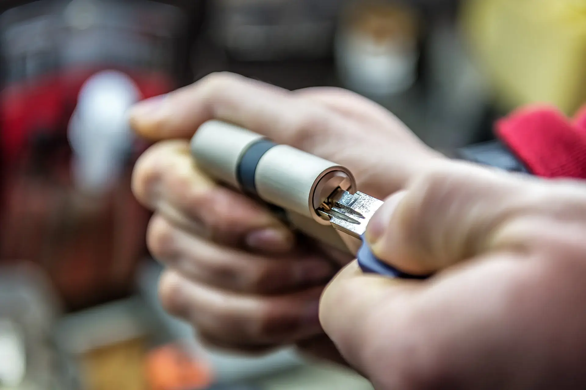 Slotenmaker in Roermond opent een deur snel en zonder schade - Alpha Slotenmaker.