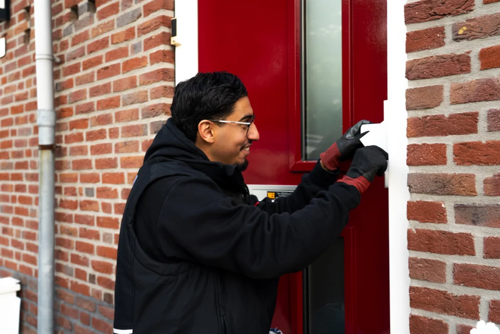 Slotenmaker vervangt cilinderslot van rode voordeur