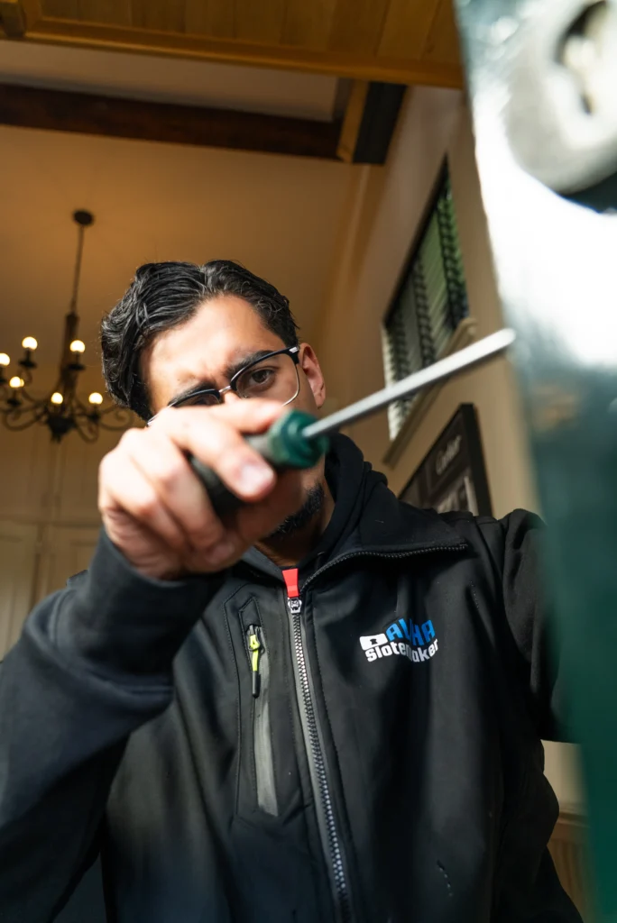 Slotenmaker vervangt slot met schroevendraaier in Roermond